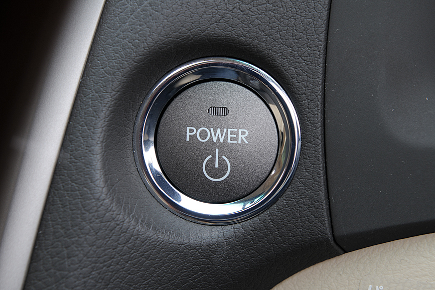 �G���W�����܂ރV�X�e�����N������u�p���[�{�^���v�BRX350�ł́u�X�^�[�g�{�^���v�ƂȂ�