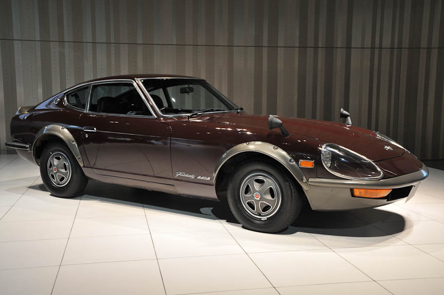 ����uHS30�v�B�W���Ԃ͍ŏ�ʃ��f���u240Z-G�v�B2.4���b�^�[����6�C�� SOHC�G���W����ς݁A�uG�m�[�Y�v�ƌĂ΂��t�����g�o���p�[��̌^�m�[�Y��I�[�o�[�t�F���_�[�A���A�X�|�C���[���W���ő�������Ă���