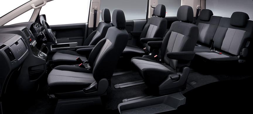 ROADEST�͎��������œ��ꂵ�A�����w�A���C���̃Z���^�[�p�l���𑕒��B�G�A�R���R���g���[���_�C������h���C�u���[�h�Z���N�g�_�C�����ɂ̓��b�L�������{����A���������サ�Ă���