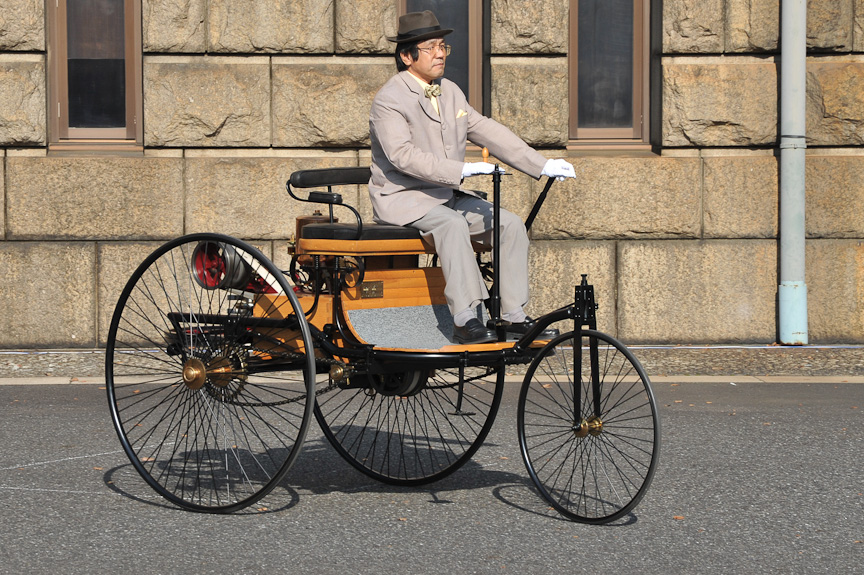 �g���^�����ق̎����ԁA�h �f�B�I�� �u�[�g�� 1 3/4HP�i�� 1899�N�A���j�ƁA�x���c �p�e���g ���g�[�����@�[�Q���i���v���J�A�� 1886�N�A���j�B�p�e���g ���g�[�����@�[�Q���́A���A�ɂނ��o���̃t���C�z�C�[�����񂵂ăG���W����������i�E�j