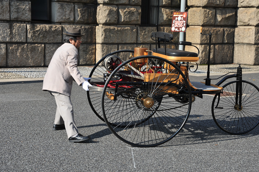 �g���^�����ق̎����ԁA�h �f�B�I�� �u�[�g�� 1 3/4HP�i�� 1899�N�A���j�ƁA�x���c �p�e���g ���g�[�����@�[�Q���i���v���J�A�� 1886�N�A���j�B�p�e���g ���g�[�����@�[�Q���́A���A�ɂނ��o���̃t���C�z�C�[�����񂵂ăG���W����������i�E�j