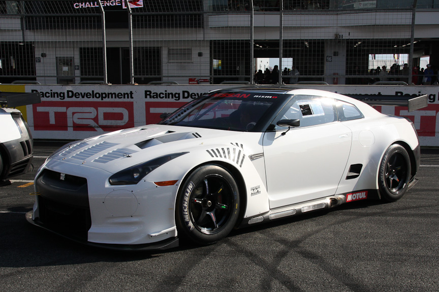 ������X�p24���ԑϋv���[�X�ɎQ�킵��ZEXEL�X�J�C���C���iR32�^�j�A2009�N�d�lFIA GT-R�A2010�N�d�lFIA GT-R