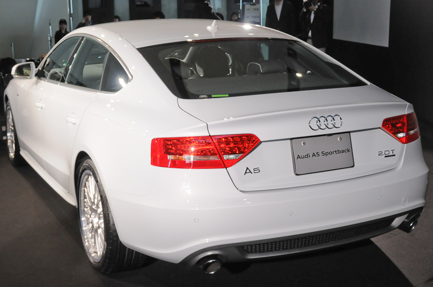 20��̌���ԁu2.0 TFSI �N���g�� �G�N�X�N���[�V�u ���~�e�b�h�v�BS-line�̃G�N�X�e���A��20�X�|�[�N�A���~�z�C�[���Ȃǂ��g�ݍ��킳���
