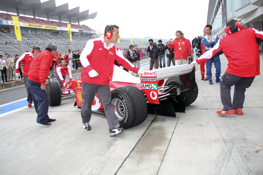 2001�N���f����F1�}�V�����f�����s�B�h���C�o�[�͕O��ۍF�I�肪���߂�