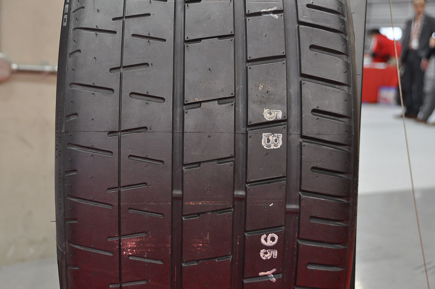 �s�����u�[�X�ł͌������s���\�ȐV�^�Z�~���[�V���O�^�C���uP ZERO TROFEO�i�s�[�E�[���E�g���t�F�I�j�v��W���BWRC�p�^�C���R���̃g���b�h�f�U�C�����̗p���A19�C���`�𒆐S�ɓW�J�B���̂ق��̃T�C�Y�͍��Ĕ����\��