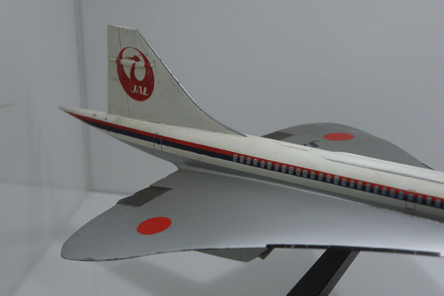 当時開発が進められていた超音速旅客機「コンコルド」のJAL仕様模型。日の丸と鶴のマークが描かれた貴重なコンコルドの姿。結局、騒音などの問題がクリアできずに導入には至らなかった