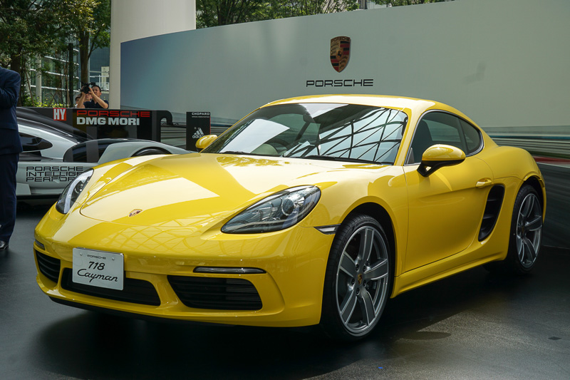 ポルシェ、ミッドシップクーペの新型「718 ケイマン」を日本初公開