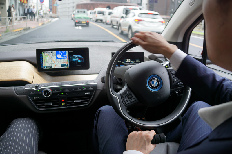 ニコ・ドライブ×BMW、「i3」の手動運転装置「ハンドコントロール」を