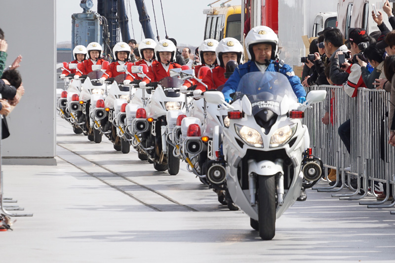 警視庁女性白バイ隊「クイーンスターズ」が「東京モーターサイクルショー 2017」で模範走行やドリル演技を披露 - Car Watch