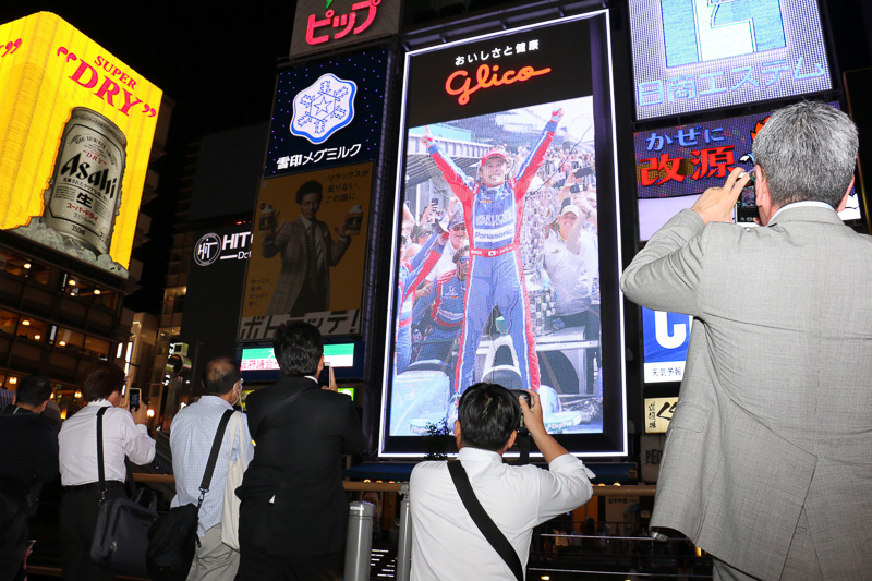 佐藤琢磨選手のインディ500優勝を讃える道頓堀の“グリコサイン”を見