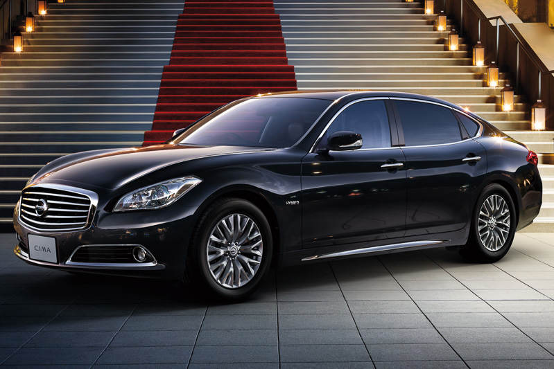 日産、「シーマ」をマイナーチェンジして全車に全方位の運転支援