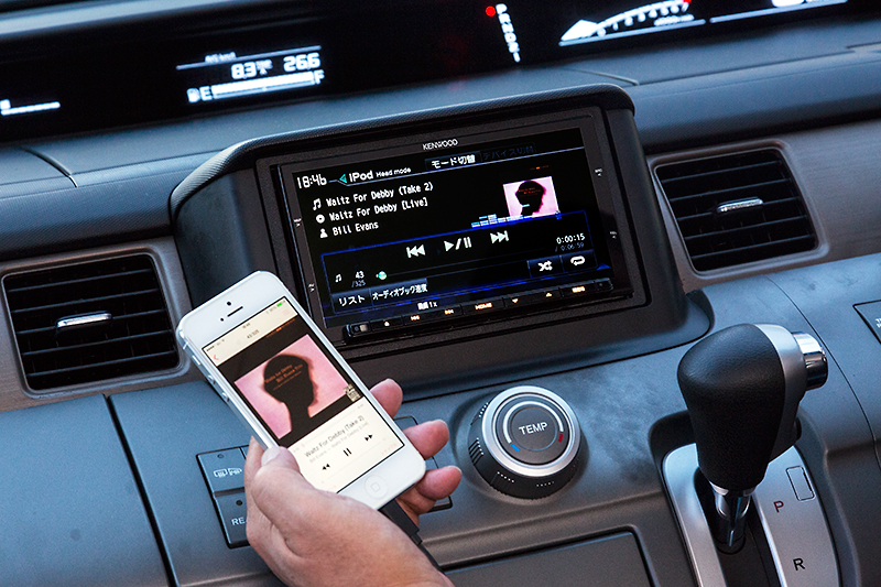 【三宅健のクルマで音楽! クルマでiPhone!】第4回：AVナビ「ケンウッド 彩速シリーズ」でiPhoneオーディオを実践 - Car Watch