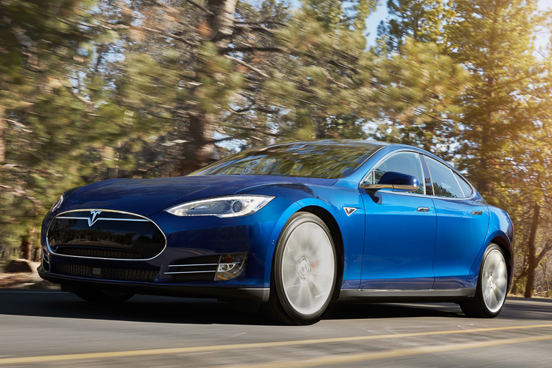 テスラ、デュアルモーター搭載で全輪駆動の「モデルS 70D」 - Car Watch