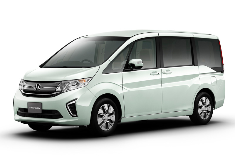 ホンダ、バリアフリー2015に正式発表前の新型「ステップワゴン」の