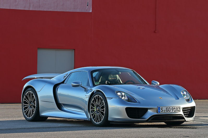 独ポルシェAG、918台限定のスーパースポーツ「918 スパイダー」を