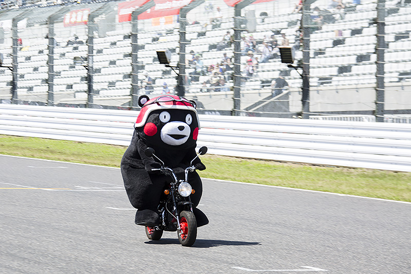 鈴鹿8耐 くまモン が くまモンキー で鈴鹿サーキットをデモラン Car Watch