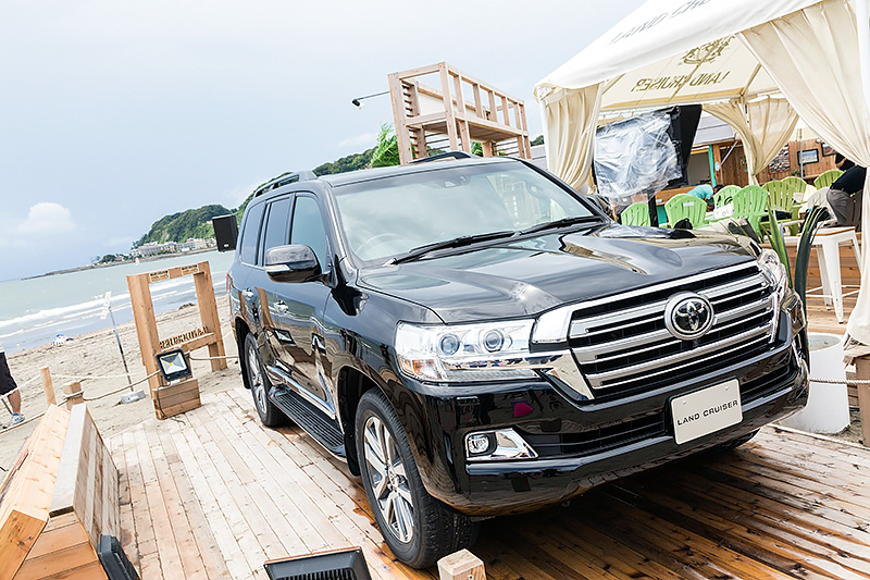 トヨタ、由比ガ浜海水浴場で新型「ランドクルーザー」をお披露目