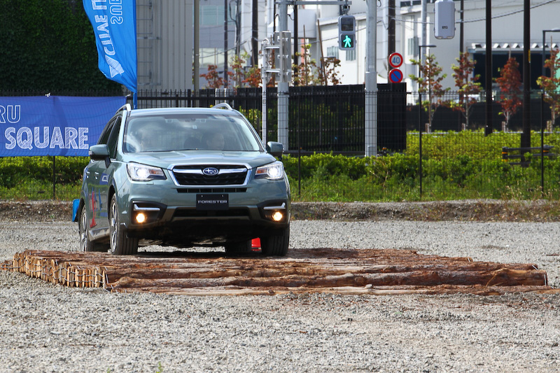 スバル、大幅改良を受けた新型「フォレスター」「XV」を東京モーター