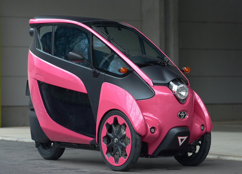 トヨタ、2人乗り「TOYOTA i-ROAD」の実証実験を東京都渋谷区で実施 - Car Watch