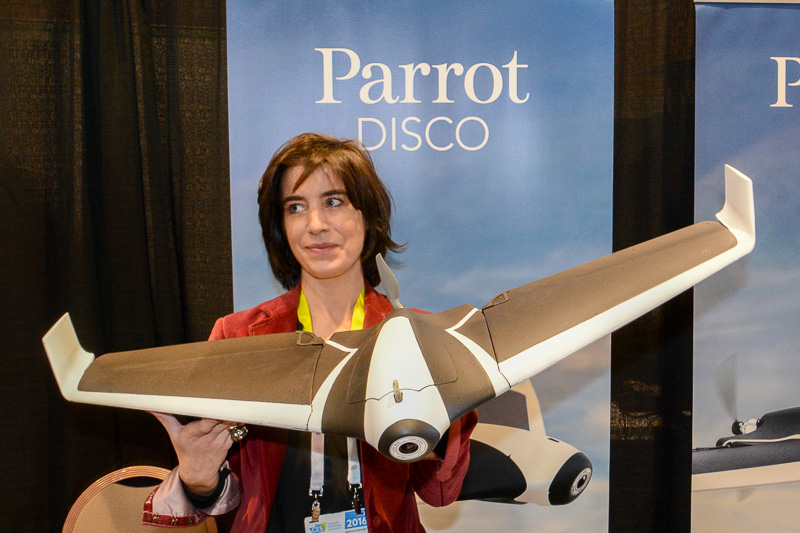 CES 2016】Parrot、オートパイロットも可能な全翼機ドローン「Parrot Disco」