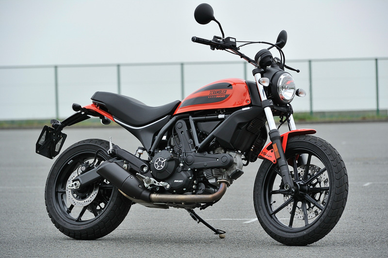 インプレッション】普通自動二輪免許で乗れるドゥカティ「スクランブラー SIXTY2」 / 8年ぶりの新作L型2気筒エンジン搭載 - Car Watch