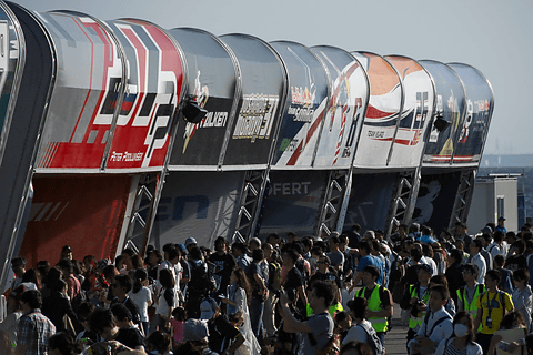 開幕直前レッドブル エアレース 千葉 16 1日限りのサイン会を開催 Car Watch