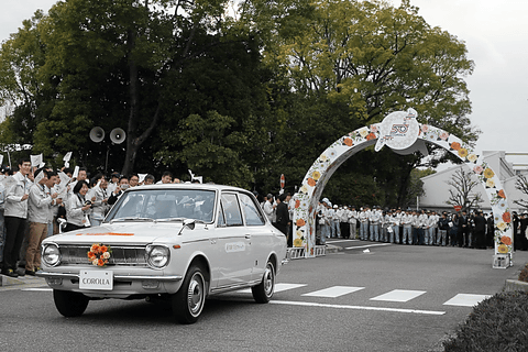 トヨタ 生誕50周年の カローラ が花冠をバトンに全国を巡る 笑顔の花冠プロジェクト Car Watch