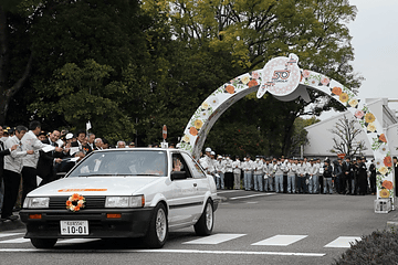 【昭和48年】トヨタ COROLLA賞 記念杯 新記録達成記念　 R8YC66 画像］トヨタ、生誕50周年の「カローラ」が花冠をバトンに全国を巡る