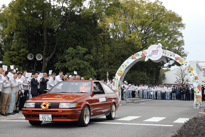 画像］トヨタ、生誕50周年の「カローラ」が花冠をバトンに全国を巡る