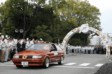 画像］トヨタ、生誕50周年の「カローラ」が花冠をバトンに全国を巡る