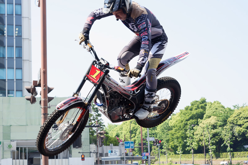 画像 トライアル世界選手権 日本gp参戦ライダーの藤波選手と小川選手 東京 青山でトライアルのデモラン披露 ツインリンクもてぎで5月27日 28日に開催される日本gpをアピール 12 12 Car Watch