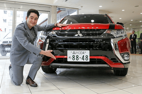 三菱自動車 アルピニストの野口健氏にエベレストの標高と同じナンバーの アウトランダーphev を納車 Car Watch