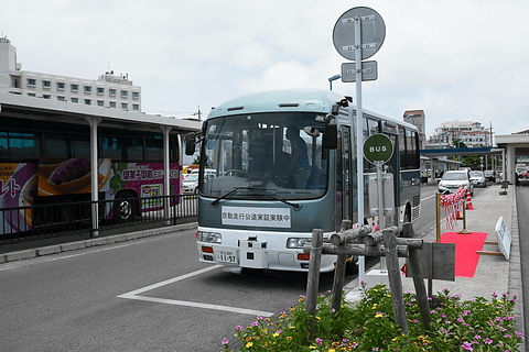 南の島に自動運転バスが走る 鶴保大臣も出席して 新石垣空港 石垣港離島ターミナル路線の出発式 Car Watch