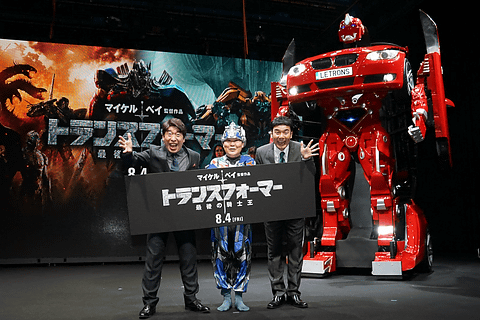 自動車からロボットにトランスフォームする レトロンス 映画 トランスフォーマー 最後の騎士王 公開記念イベントで日本初公開 Car Watch