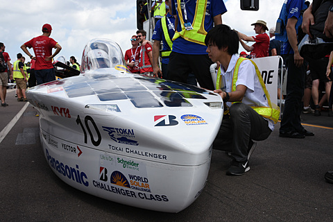 17 ブリヂストンワールドソーラーチャレンジ カタマラン型からモノハル型へと大幅変更 大会2連覇の実績を持つ10号車 東海大学 Tokai Challenger Car Watch