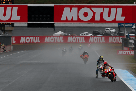 17 Motogp 日本グランプリ ウェットの予選 ポールポジションはヨハン ザルコ選手 Moto2は中上貴晶選手がポール獲得 Car Watch