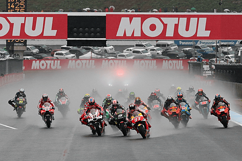 17 Motogp 日本グランプリ ヘビーウェットのレースを制したducatiのドヴィツィオーゾ選手が今シーズン5度目の優勝 Car Watch
