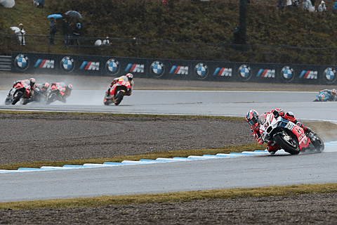 17 Motogp 日本グランプリ ヘビーウェットのレースを制したducatiのドヴィツィオーゾ選手が今シーズン5度目の優勝 Car Watch