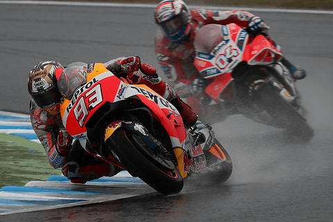 17 Motogp 日本グランプリ ヘビーウェットのレースを制したducatiのドヴィツィオーゾ選手が今シーズン5度目の優勝 Car Watch