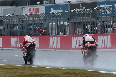17 Motogp 日本グランプリ ヘビーウェットのレースを制したducatiのドヴィツィオーゾ選手が今シーズン5度目の優勝 Car Watch
