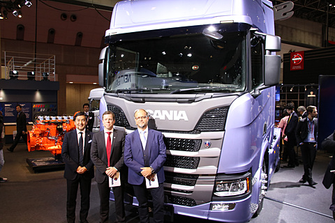 東京モーターショー17 初出展のスウェーデンのスカニアが大型トラックを展示