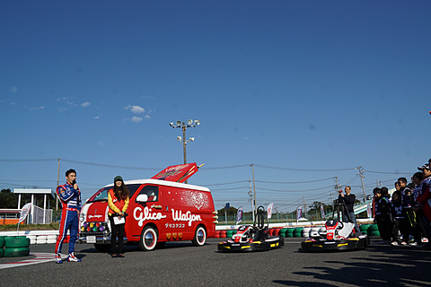 佐藤琢磨選手 鈴鹿サーキットで小学生レーサー40名にカートをレッスン Car Watch