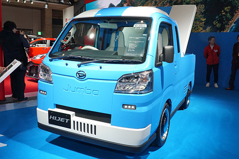 東京オートサロン 18 ダイハツ ブーン シルク トール カスタム などをベースに3テーマのカスタムカーを展示 Sportテーマのベースとなっている往年のホットハッチ シャレード デ トマソ ターボ も並ぶ