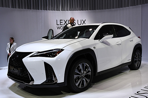 ジュネーブショー 18 レクサス 新開発の2 0リッターハイブリッド採用の新型 Ux 世界初公開 日本では18年冬頃発売予定 Ga Cプラットフォームや第2世代 Lexus Safety System など採用