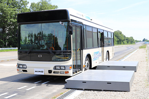 日野 大型観光バス セレガ に搭載予定の商用車世界初 Edss ドライバー異常時対応システム をデモ公開 Car Watch