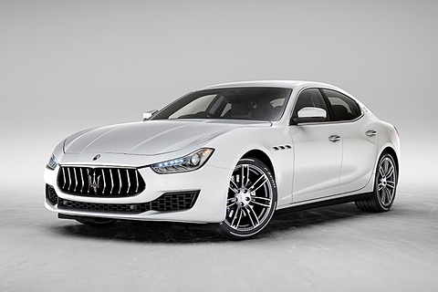 マセラティ ホワイトラインの ピレリ カラーエディション を装着する限定車 ギブリ スカテナート Car Watch