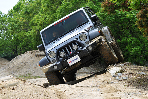 タイヤレビュー オンロードレーサー松田秀士はどう感じた オフロード性能に特化したbfgoodrich Mud Terrain T A Km3 に乗ってみた 丸太を並べた段々越え ぬかるんだ急登坂もなんのその Car Watch