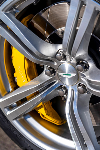 英アストンマーティン V8エンジン搭載の V8 シグネット をワンオフで製作 Car Watch