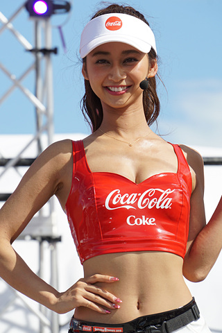 鈴鹿8耐 18 イベント広場で大会を盛り上げるキャンペーンガール Car Watch