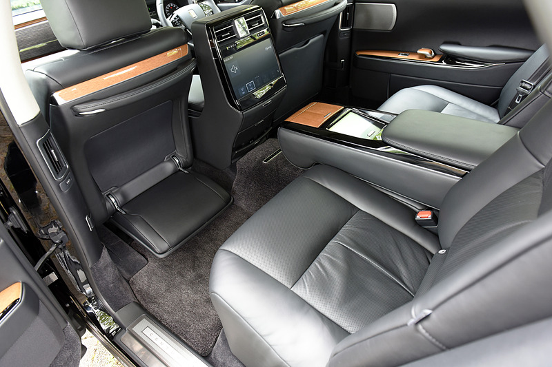 助手席のシートバックには電動オットマンが収納されており、コントロールパネルから操作可能